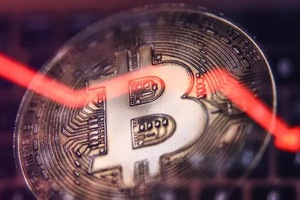 Tiền điện tử lao dốc giữa làn sóng thanh lý dài hạn, Bitcoin giảm xuống dưới 60.000 USD