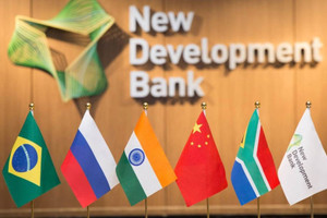 Chấp thuận hàng loạt khoản vay tỷ đô, Ngân hàng BRICS đang dự tính điều gì?