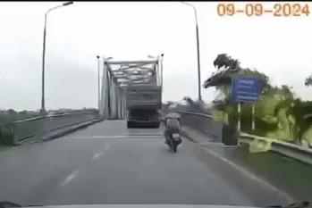 Sập cầu Phong Châu ở Phú Thọ: 10 ô tô, 13 nạn nhân rơi xuống sông
