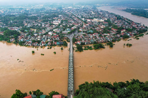 Nhìn từ trên cao, thành phố Yên Bái ngập trong biển nước