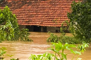 Dự báo thời tiết 9/9/2024: Bắc Bộ mưa rất to, lũ trên sông Thao uy hiếp nhà dân ở Yên Bái