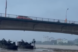2 tàu từ Trung Quốc trôi dạt trên sông Hồng, lo va vào cầu