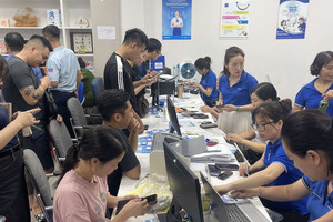Người dân Hạ Long đổ xô đi đăng ký mạng VinaPhone sau bão Yagi