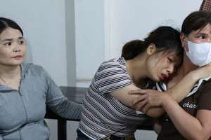 Nhói lòng cảnh ngóng tin bố mẹ, chồng, cháu mất liên lạc vụ sập cầu Phong Châu