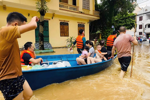 Nước lũ sông Cầu dâng cao, TP Thái Nguyên bị ngập lụt
