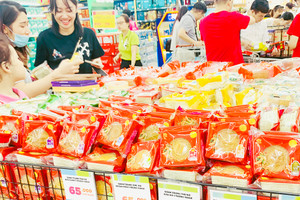 Quản lý thị trường bánh Trung Thu không để hàng lậu “tuồn” ra thị trường