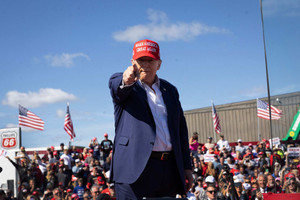 Ông Trump khẳng định sẽ ‘đánh thuế 100%' đối với những quốc gia từ bỏ đồng USD nếu đắc cử Tổng thống