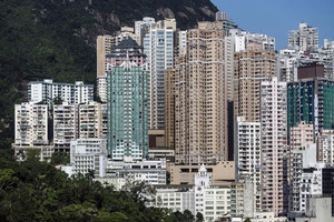 Lái siêu xe Mercedes, BMW nhưng vẫn ở nhà xã hội: Hong Kong mở cuộc điều tra lớn chưa từng có, hơn 5.000 căn hộ bị thu hồi