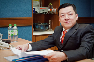 Người đàn ông bại liệt từng mưu sinh ven đường vừa trở thành tỷ phú mới nhất của Châu Á