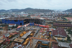 Dàn cẩu 300 tấn bị siêu bão Yagi quật đổ, phá nát nhà xưởng của Công ty Đóng tàu Hạ Long