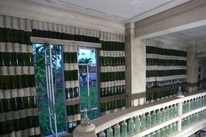 Nhờ sử dụng 20.000 vỏ chai, một thợ xây đã tạo nên ngôi nhà độc nhất vô nhị tại Hội An