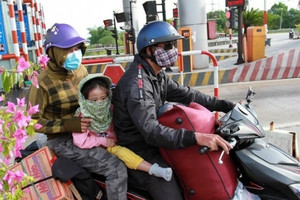Chính thức từ 2025, bổ sung thêm trường hợp cho phép người đi xe máy được chở 3