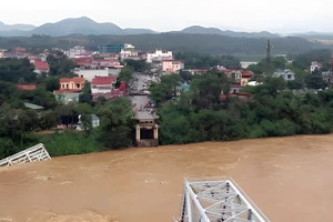 Chi tiết hướng di chuyển sau vụ sập cầu Phong Châu, cấm xe cầu Tứ Mỹ, Trung Hà