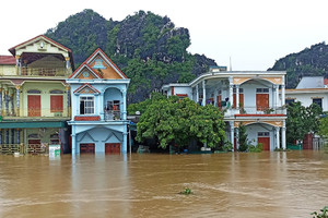 Hơn một nghìn hộ dân sống ngoài đê ở Ninh Bình ngập trong biển nước