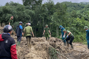 Mở đường cứu hộ vào thôn bị lũ quét ở Lào Cai