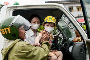 Mưa bão ác liệt đến đâu cũng qua đi, tình đồng chí, nghĩa đồng bào mãi còn ở lại