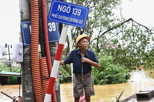 Nước sông Hồng mấp mé đường Chương Dương Độ, người dân khẩn trương di dời