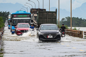 Ô tô 'bơi' trên nước lũ ở ngoại thành Hà Nội