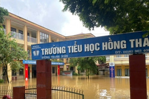 Hàng ngàn trường học khu vực miền núi phía Bắc phải đóng cửa, nhiều nơi mất liên lạc do bão lũ