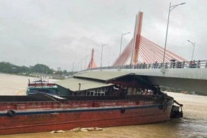 Tàu rỗng, nhà nổi trôi tự do mắc kẹt vào cây cầu hơn 500 tỷ nối hai tỉnh Phú Thọ và Vĩnh Phúc