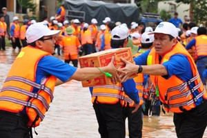 Chuyển tiền cứu trợ bão lũ, người dân cần lưu ý gì?