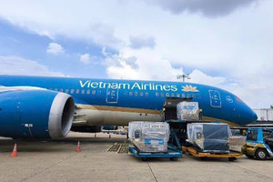 Vietnam Airlines vận chuyển gần 30 tấn hàng cứu trợ vùng bão lũ miền Bắc sau 2 ngày