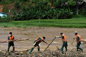 Trực tiếp tại hiện trường Làng Nủ: Mở rộng tìm kiếm xuống hạ lưu