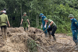 Người trong vùng lũ tương trợ nhau: “Chúng tôi còn giúp nữa”