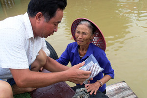 Cảnh ăn ngủ trên thuyền ở vùng ngập lụt Ninh Bình