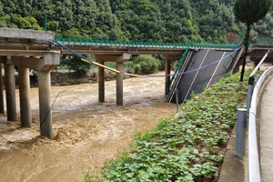 Sập cầu do lũ quét khiến hàng chục người thiệt mạng: Trung Quốc lập tức chỉ đạo khẩn, huy động kịp thời hơn 800 người để giải cứu các nạn nhân