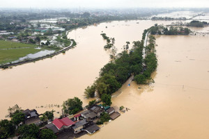 Miền Bắc nắng mạnh kèm mưa bất chợt, 'rốn lũ' ở Hà Nội còn ngập lụt đến 10 ngày