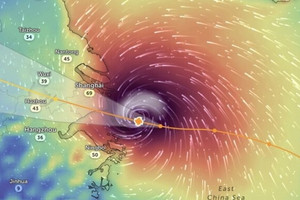 Cơn bão mạnh nhất trong 75 năm với sức gió giật 151km/h đổ bộ thành phố giàu có nhất nhì Trung Quốc, 13.000 người sơ tán, 1.600 chuyến bay bị hủy