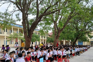 Học sinh ở Hà Nội ngã từ tầng 3 xuống sân trường