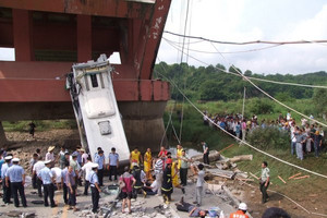 Sập cầu đúng giờ cao điểm khiến 1 xe bus chở 23 người rơi xuống rồi vỡ nát, toàn bộ cây cầu phong tỏa khẩn cấp: Thảm kịch từng xảy ra tại siêu cường số 1 châu Á