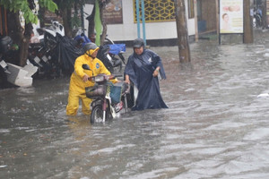 Mưa không ngừng từ sáng đến trưa, nhiều tuyến đường TPHCM ngập nặng