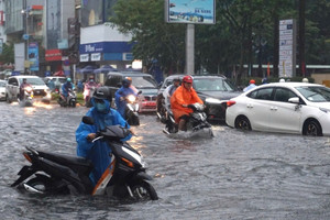 Mưa lớn, nhiều tuyến đường Đà Nẵng ngập sâu