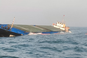 Tàu hàng bị chìm trên biển Quảng Nam, 8 thuyền viên yêu cầu cứu nạn khẩn cấp