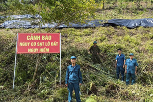 Xuất hiện vết nứt dài trên đồi, Bắc Giang di dời khẩn cấp 30 hộ dân