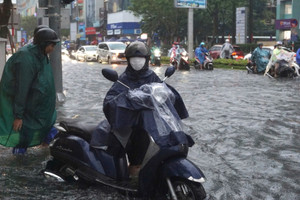 Hà Tĩnh - Quảng Trị mưa lớn xối xả, cảnh báo lũ quét, sạt lở đất màu 'tím ngắt'