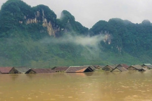 'Rốn lũ' Tân Hóa ngập tới 2m, hàng trăm hộ dân lên nhà phao tránh trú