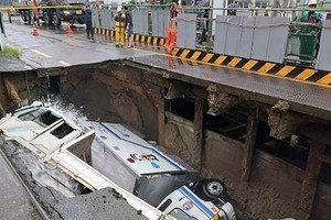 ‘Hố tử thần’ bất ngờ xuất hiện sau mưa lớn, nuốt chửng xe tải ở Hàn Quốc