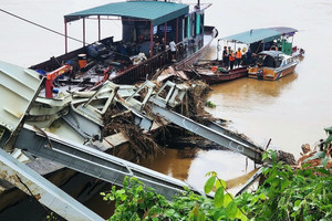 Chi hơn 9 tỷ đồng để trục vớt cầu Phong Châu