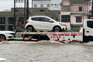 Cứu hộ hàng chục ô tô, xe máy ngập trong biển nước ở TP Vinh