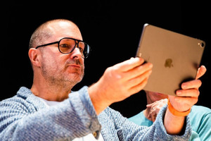 'Phù thủy' Jony Ive đang thiết kế mẫu smartphone có thể thay đổi 'cuộc chơi'?