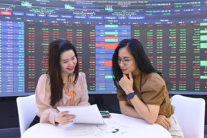 [LIVE] Thị trường 24/9: VN-Index giằng co, bất động sản khu công nghiệp nổi sóng