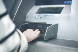 Dừng ngay giao dịch tại máy ATM nếu phát hiện những dấu hiệu bất thường sau