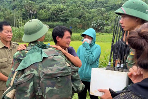 Giọt nước mắt người cha mất 3 con nhỏ ở Làng Nủ ngày chia tay bộ đội