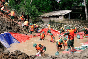 Hàng trăm người cứu đê bị thấm nước ở Thanh Hóa