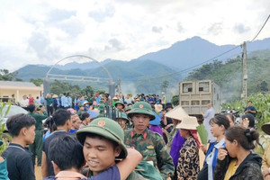 Nghẹn ngào giây phút người dân Làng Nủ chia tay bộ đội