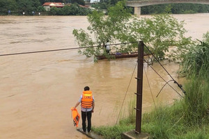 Người đàn ông ở Thanh Hóa bị nước lũ cuốn trôi 2km, sống sót kỳ diệu